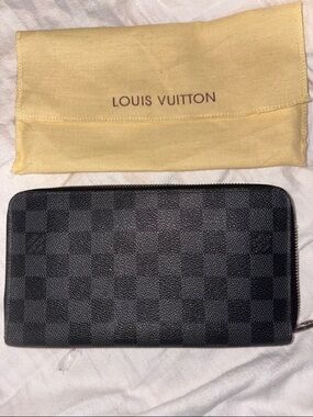 NWOT NEVER USED Louis Vuitton Damier Graphite Zippy Wallet in Black